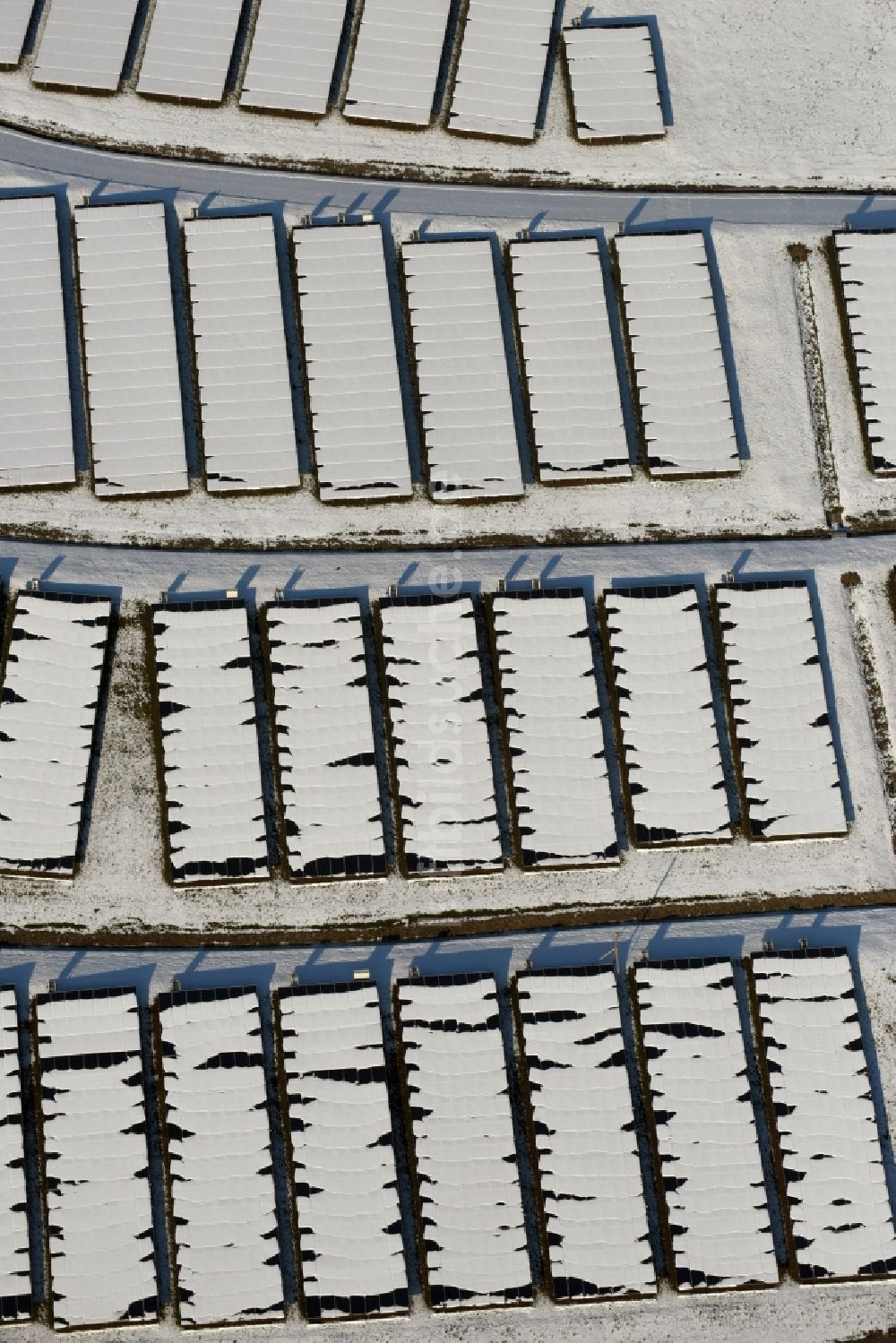 Luftaufnahme Magdeburg - Winterlich schneebedecktes Solarpark bzw. Solarkraftwerk auf der ehemaligen Hausmülldeponie Cracauer Anger in Magdeburg im Bundesland Sachsen-Anhalt