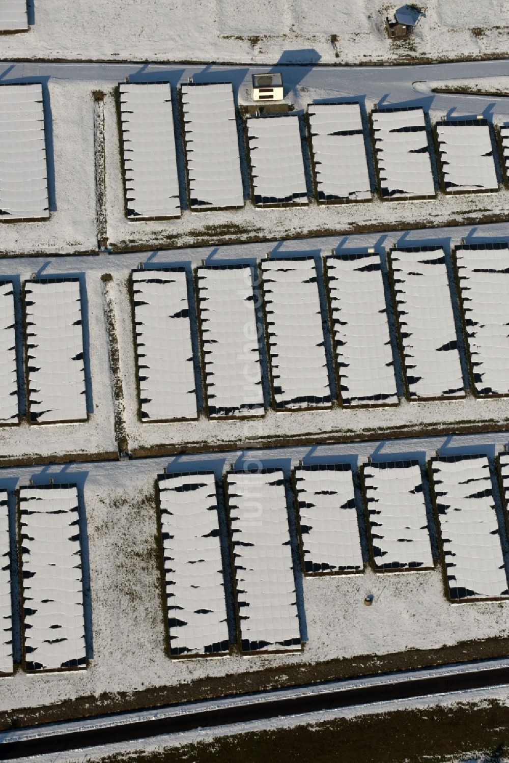 Luftbild Magdeburg - Winterlich schneebedecktes Solarpark bzw. Solarkraftwerk auf der ehemaligen Hausmülldeponie Cracauer Anger in Magdeburg im Bundesland Sachsen-Anhalt