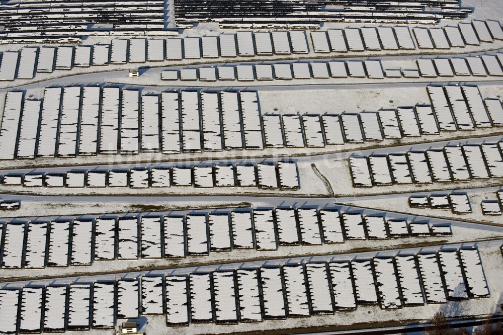 Magdeburg von oben - Winterlich schneebedecktes Solarpark bzw. Solarkraftwerk auf der ehemaligen Hausmülldeponie Cracauer Anger in Magdeburg im Bundesland Sachsen-Anhalt