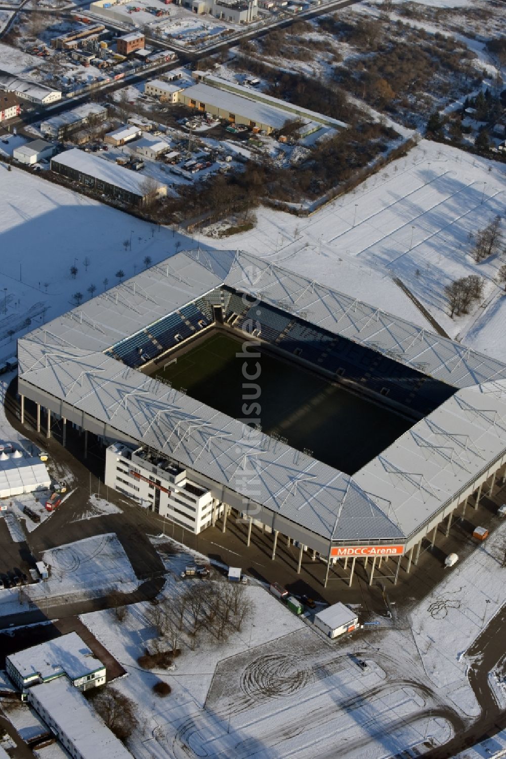 Luftbild Magdeburg - Winterlich schneebedecktes Sportstätten-Gelände der MDCC-Arena in Magdeburg im Bundesland Sachsen-Anhalt