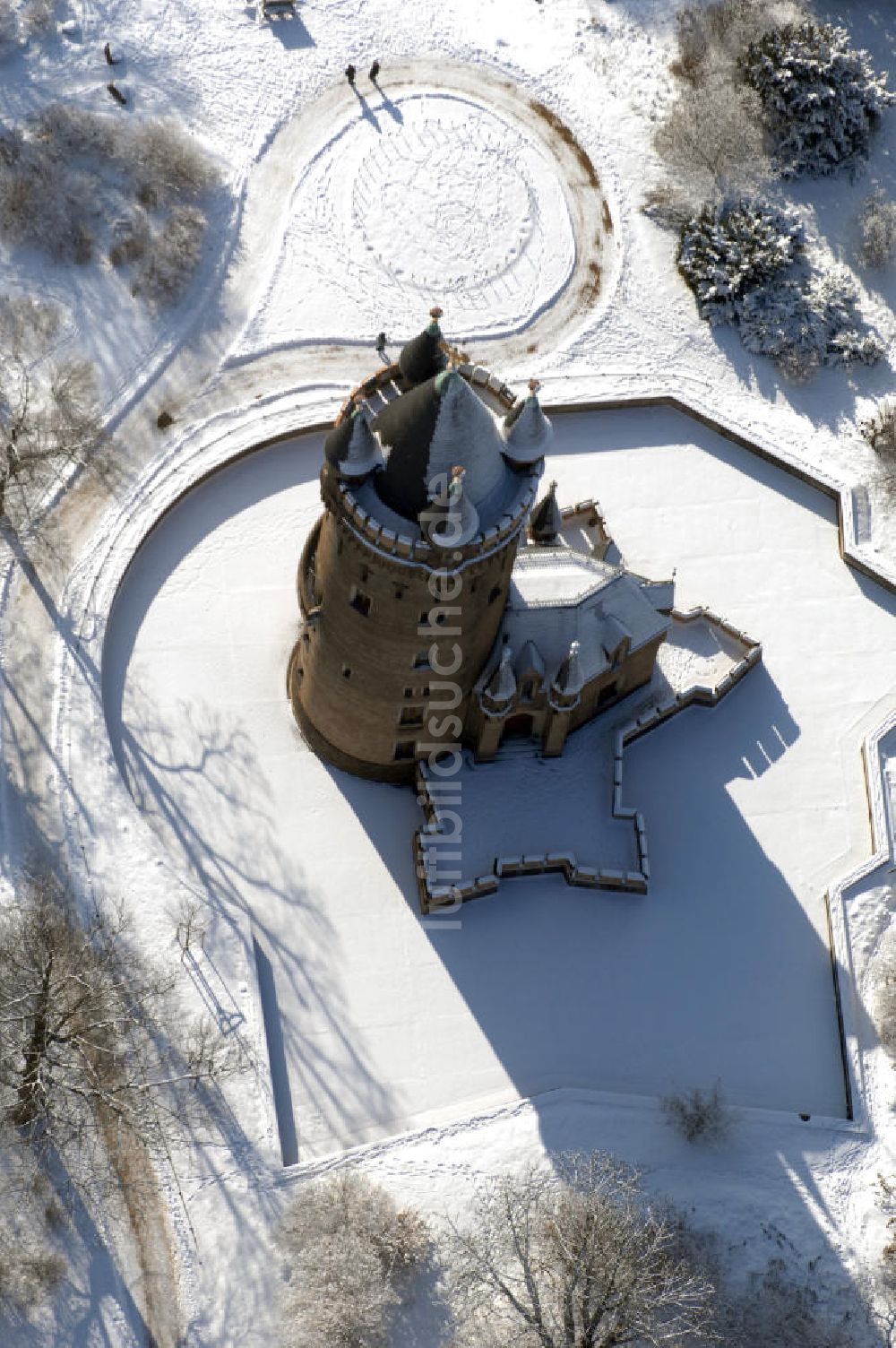 Luftaufnahme POTSDAM - Winterlich verschneite Flatowturm in Potsdam-Babelsberg