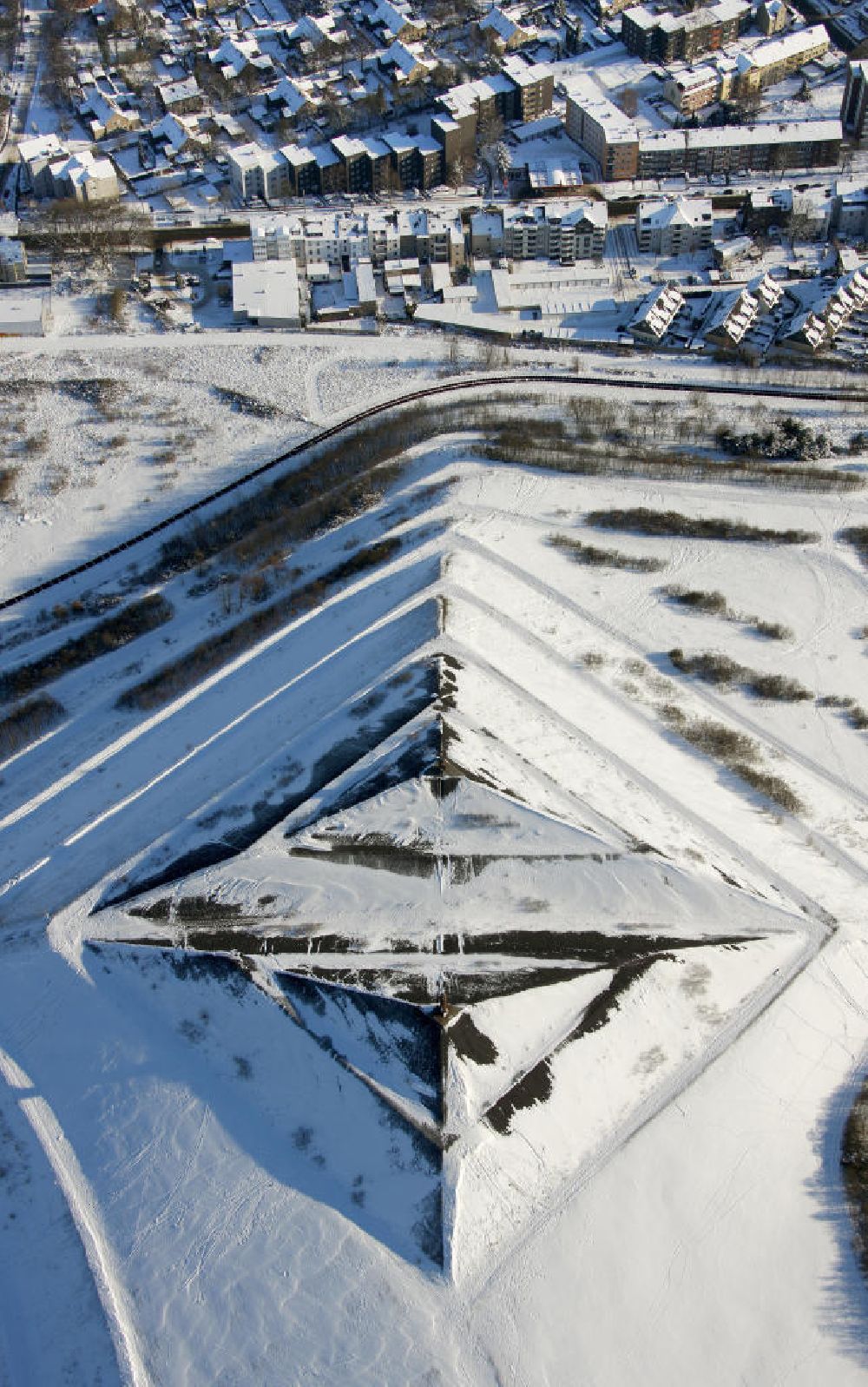 Gelsenkirchen - Buer von oben - Winterlich verschneite Schuttpyramide in Gelsenkirchen-Buer, Nordrhein-Westfalen