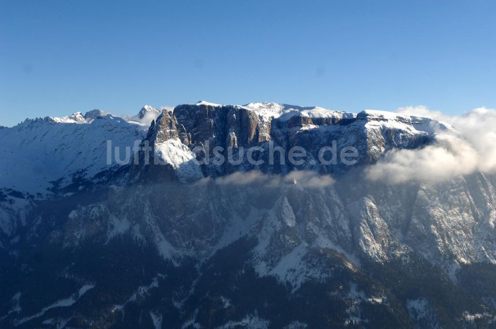 Luftaufnahme SEIS - Winterlich verschneite Seiser Alm mit dem Schlern Gebirgsmassiv der Dolomiten