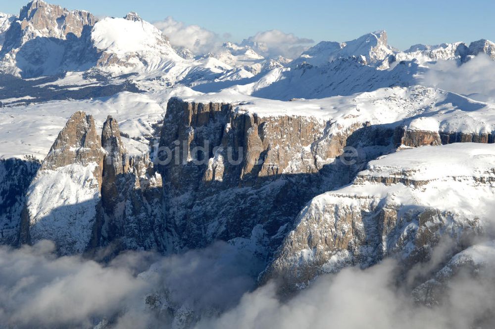 SEIS aus der Vogelperspektive: Winterlich verschneite Seiser Alm mit dem Schlern Gebirgsmassiv der Dolomiten