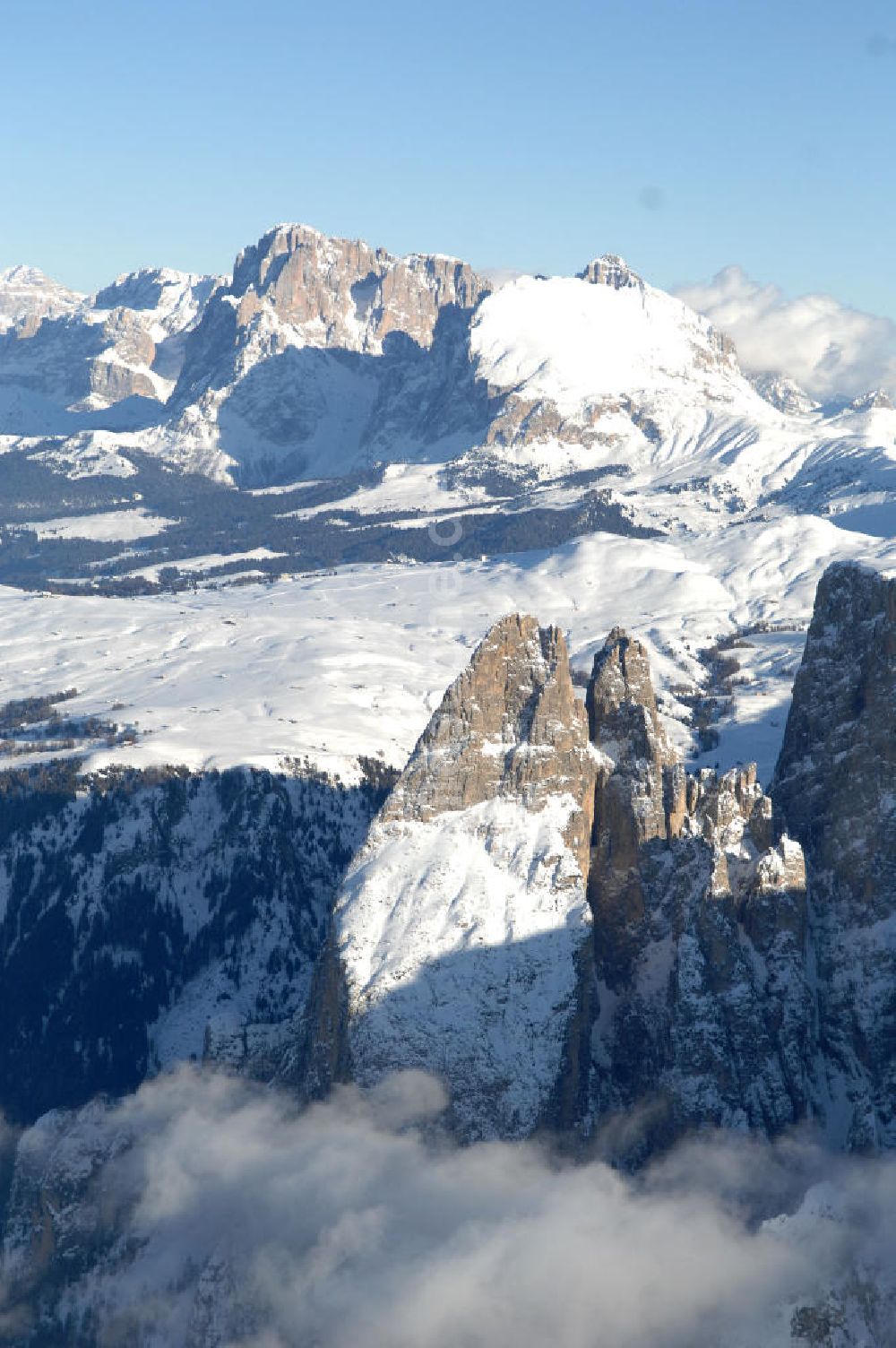 SEIS von oben - Winterlich verschneite Seiser Alm mit dem Schlern Gebirgsmassiv der Dolomiten