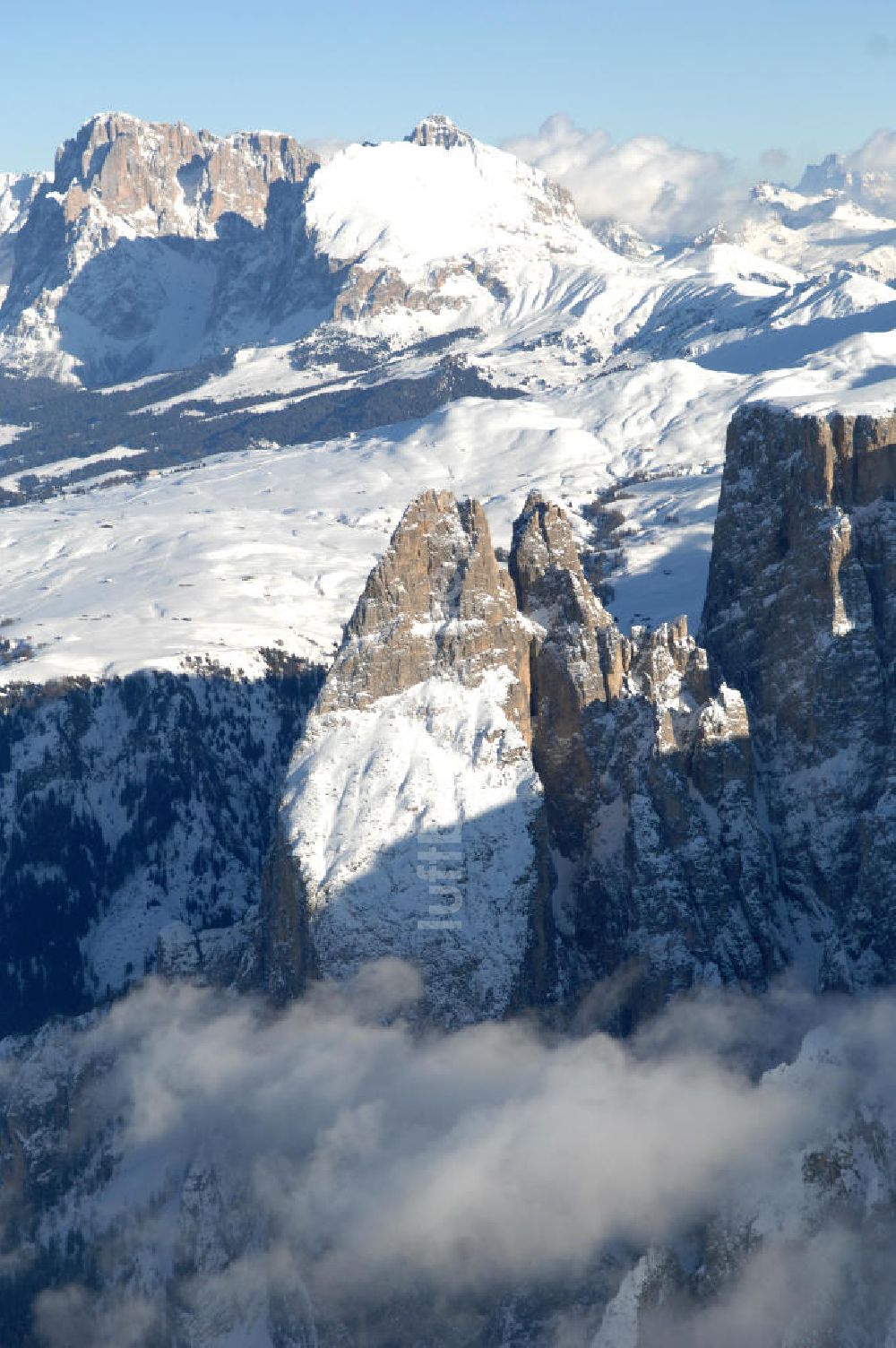 Luftaufnahme SEIS - Winterlich verschneite Seiser Alm mit dem Schlern Gebirgsmassiv der Dolomiten