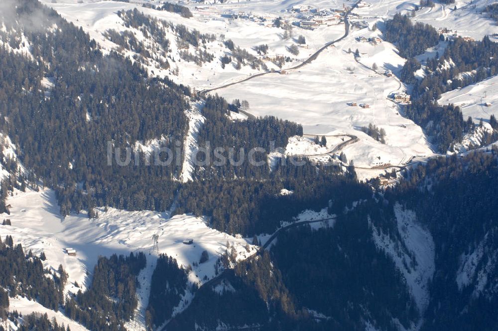 SEIS von oben - Winterlich verschneite Seiser Alm mit dem Schlern Gebirgsmassiv der Dolomiten