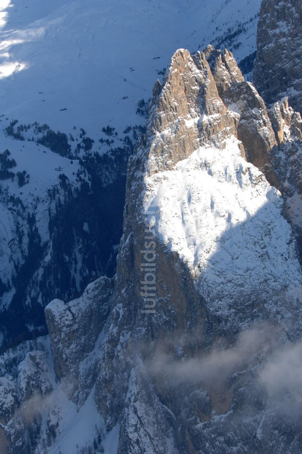 Luftbild SEIS - Winterlich verschneite Seiser Alm mit dem Schlern Gebirgsmassiv der Dolomiten