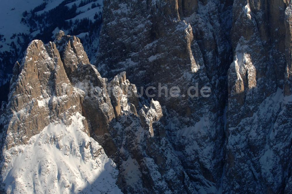 Luftbild SEIS - Winterlich verschneite Seiser Alm mit dem Schlern Gebirgsmassiv der Dolomiten