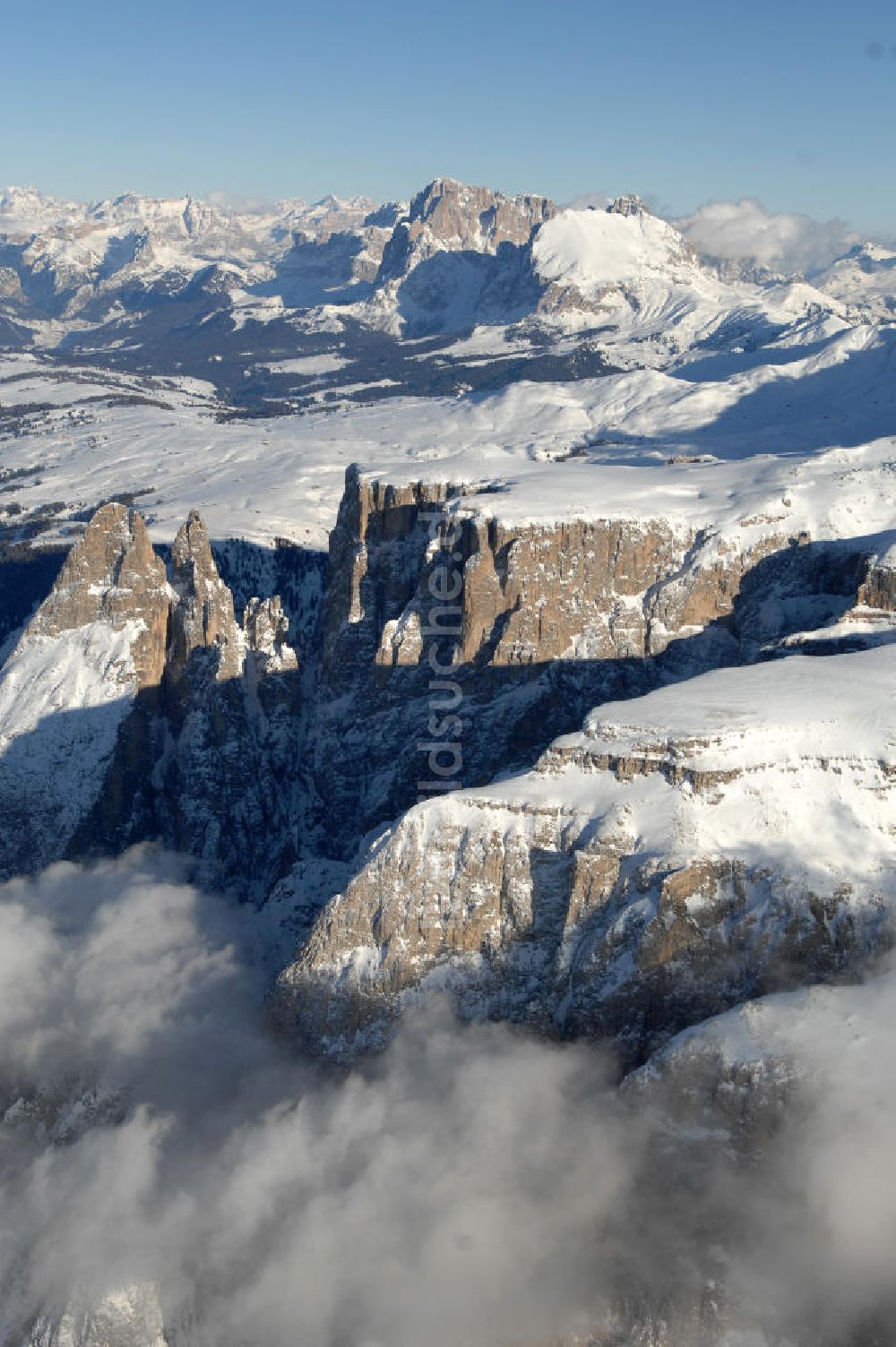 SEIS aus der Vogelperspektive: Winterlich verschneite Seiser Alm mit dem Schlern Gebirgsmassiv der Dolomiten