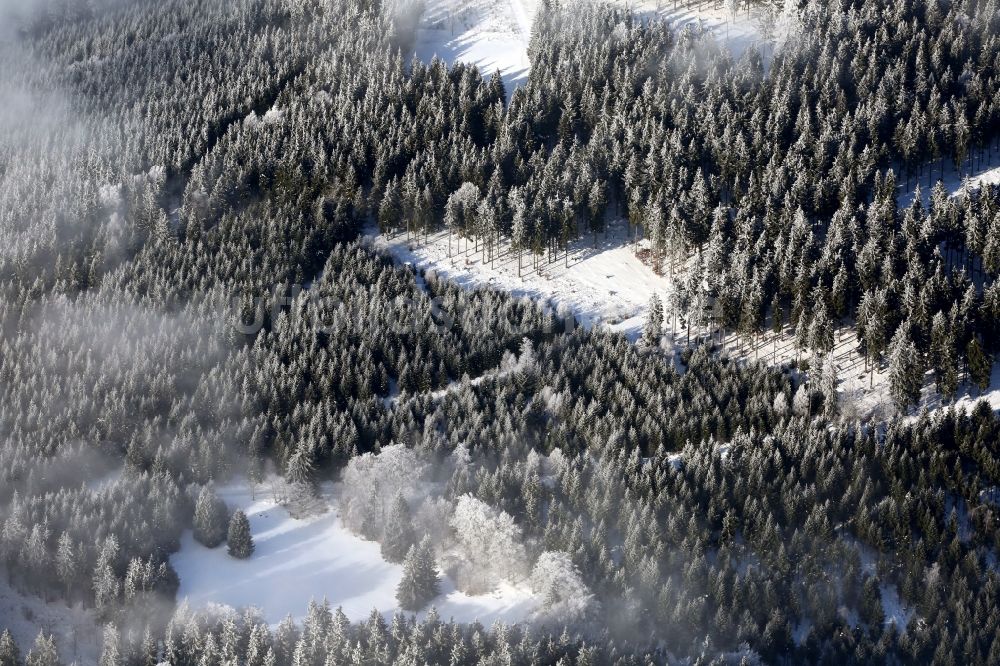 Kurort Brotterode von oben - Winterlich verschneite Waldlandschaft am Stadtrand in Kurort Brotterode im Bundesland Thüringen