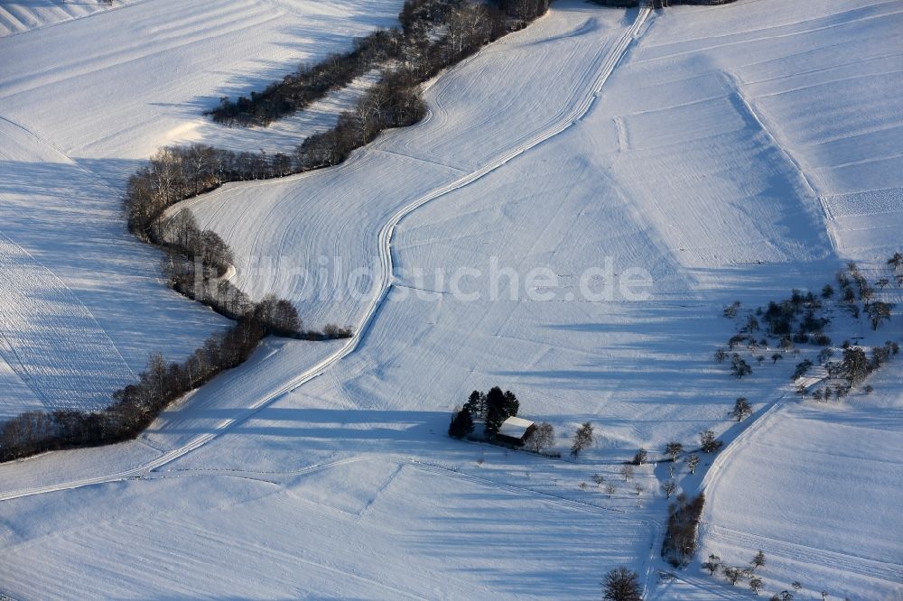 Luftbild Göppingen - Winterlich verschneiter Flugplatz des Bezgenriet in Göppingen im Bundesland Baden-Württemberg