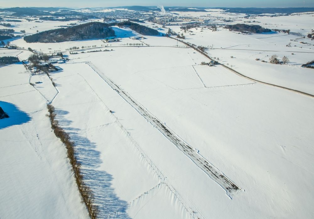 Brilon von oben - Winterlich verschneiter Flugplatz im Ortsteil Thülen in Brilon im Bundesland Nordrhein-Westfalen