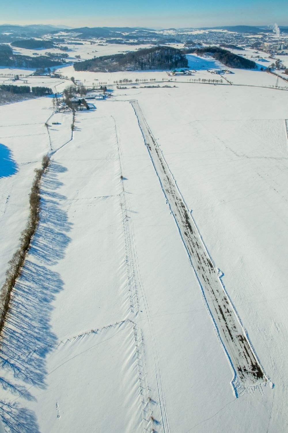 Brilon aus der Vogelperspektive: Winterlich verschneiter Flugplatz im Ortsteil Thülen in Brilon im Bundesland Nordrhein-Westfalen