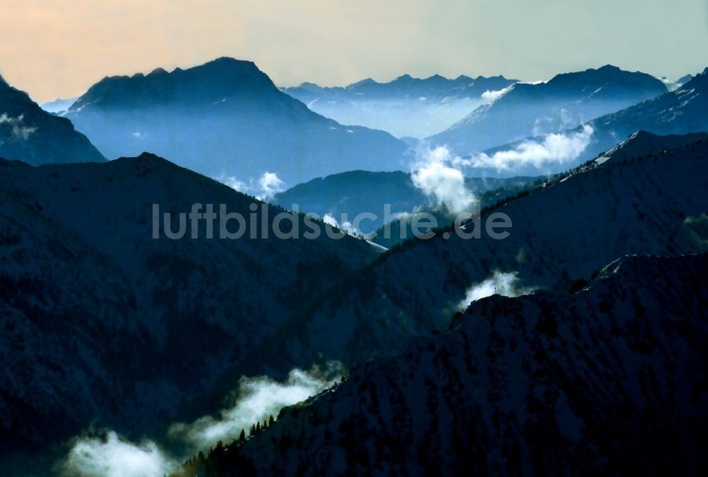 Luftaufnahme Garmisch-Partenkirchen - Winterlich verschneites Bergmassiv der Alpen bei Garmisch-Partenkirchen in Bayern