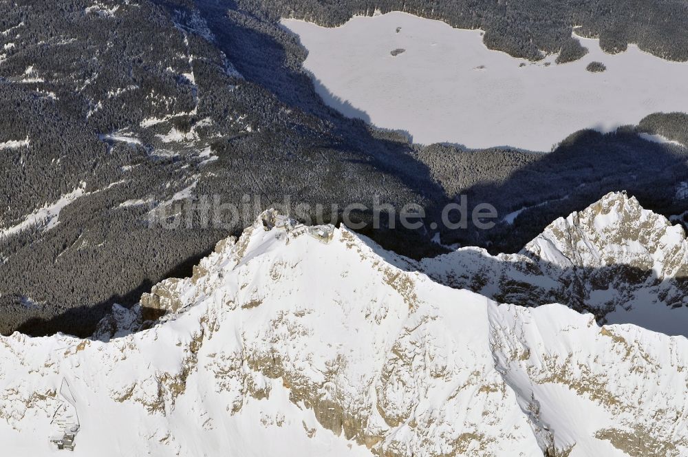 Garmisch-Partenkirchen von oben - Winterlich verschneites Bergmassiv der Zugspitze in den Alpen bei Garmisch-Partenkirchen in Bayern