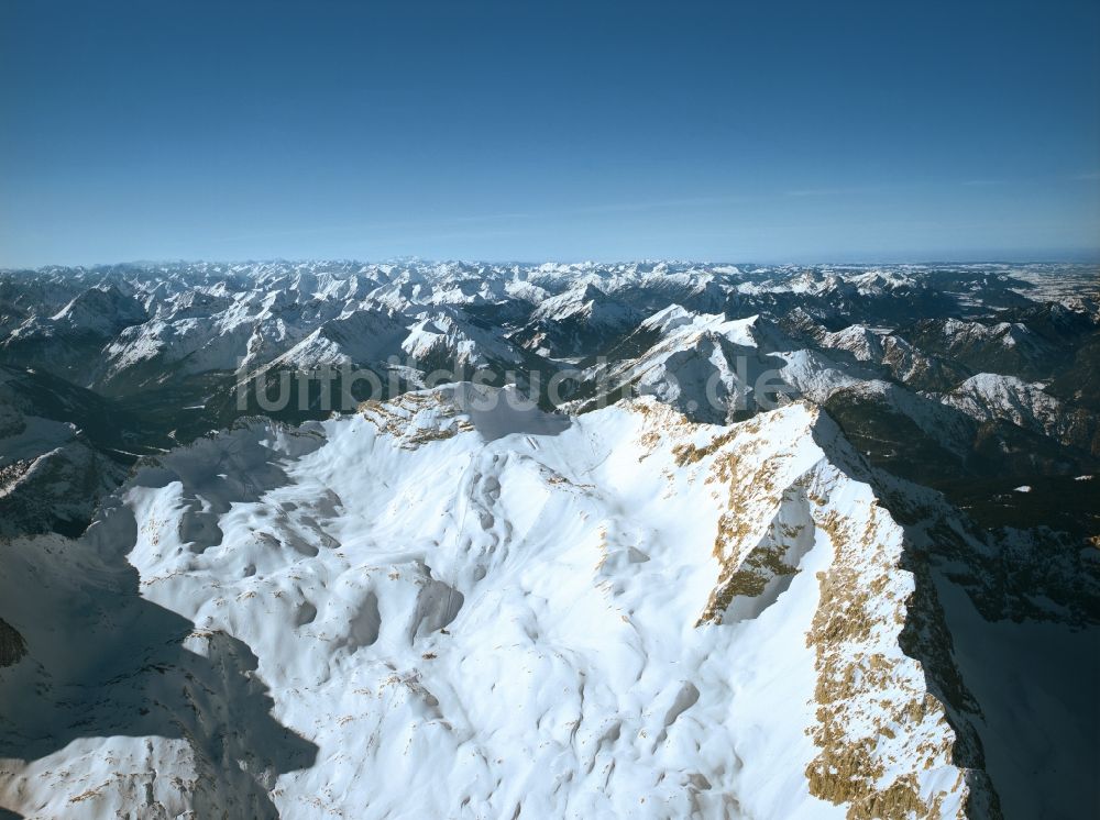 Garmisch-Partenkirchen aus der Vogelperspektive: Winterlich verschneites Bergmassiv der Zugspitze in den Alpen bei Garmisch-Partenkirchen in Bayern