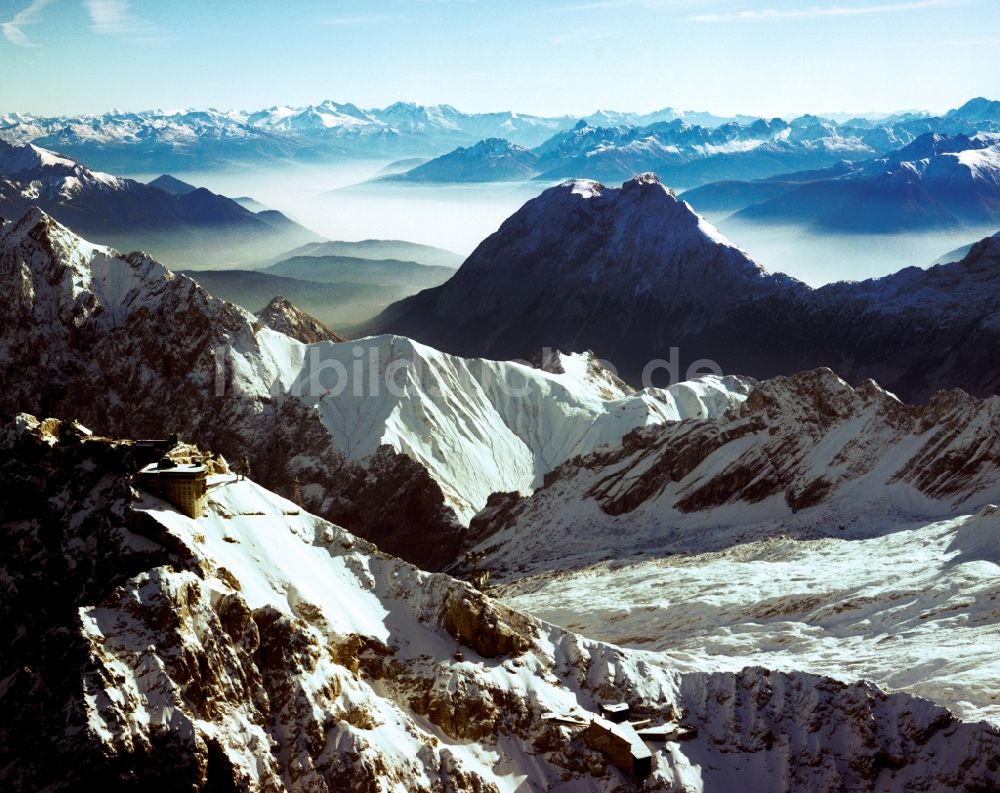 Luftaufnahme Garmisch-Partenkirchen - Winterlich verschneites Bergmassiv der Zugspitze in den Alpen bei Garmisch-Partenkirchen in Bayern