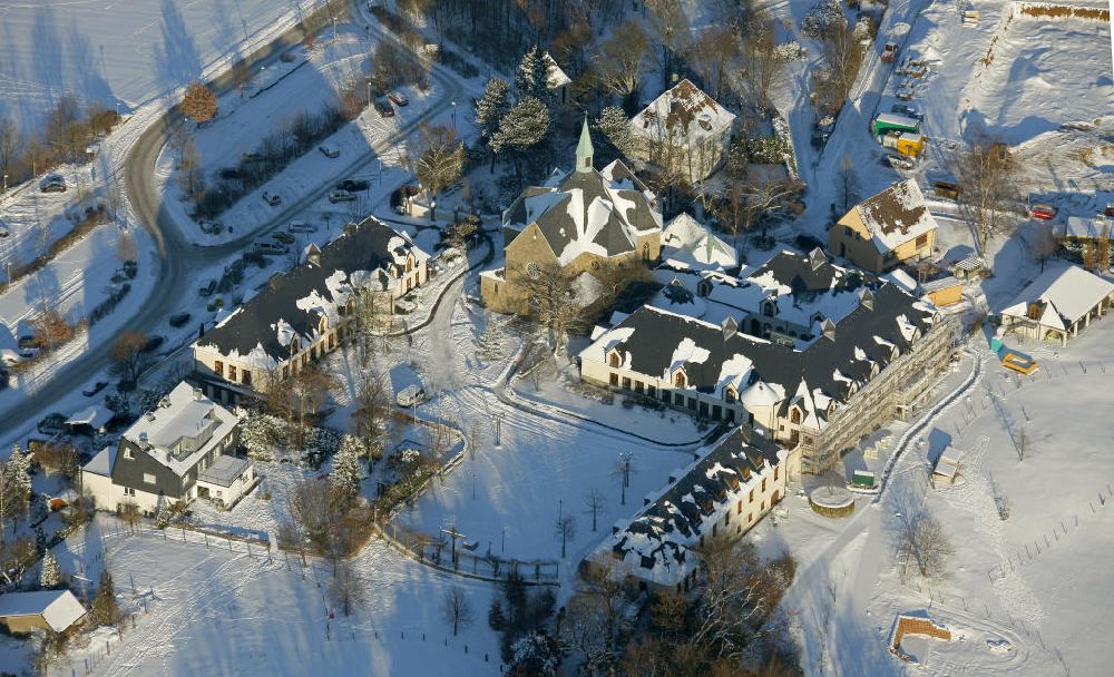 Luftaufnahme Bochum - Winterlich verschneites Kloster Stiepel in Bochum, Nordrhein-Westfalen
