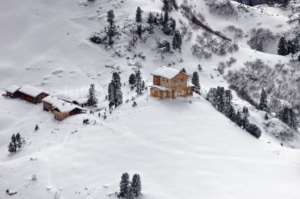 Luftbild Garmisch-Partenkirchen - Winterlich verschneites Königshaus am Schachen nahe Garmisch-Partenkirchen im Bundesland Bayern