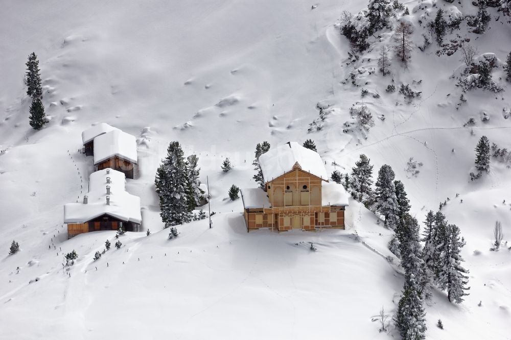 Luftaufnahme Garmisch-Partenkirchen - Winterlich verschneites Königshaus am Schachen nahe Garmisch-Partenkirchen im Bundesland Bayern