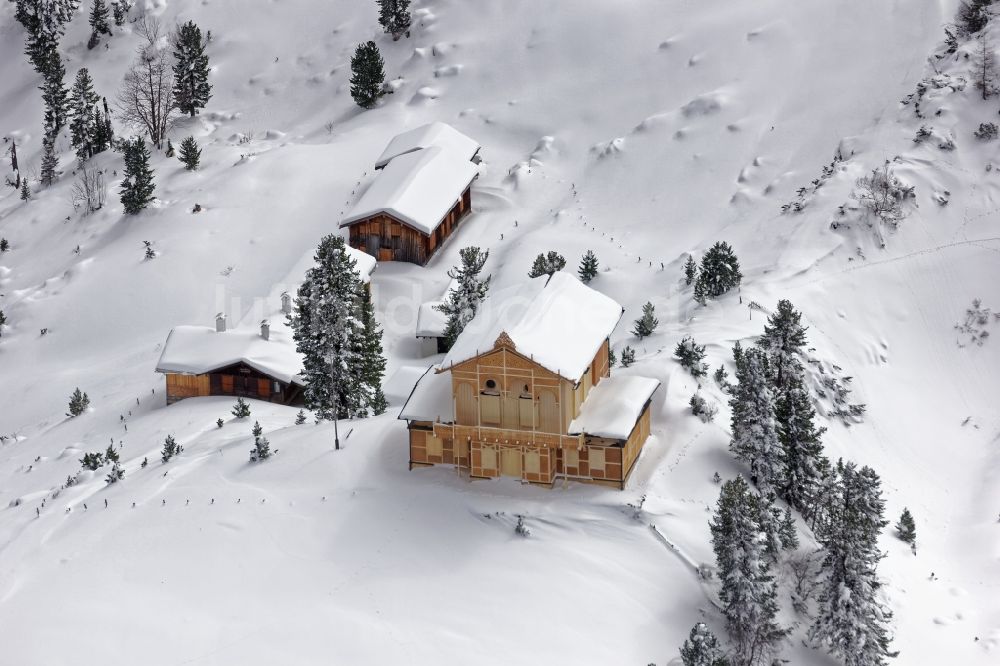 Garmisch-Partenkirchen von oben - Winterlich verschneites Königshaus am Schachen nahe Garmisch-Partenkirchen im Bundesland Bayern