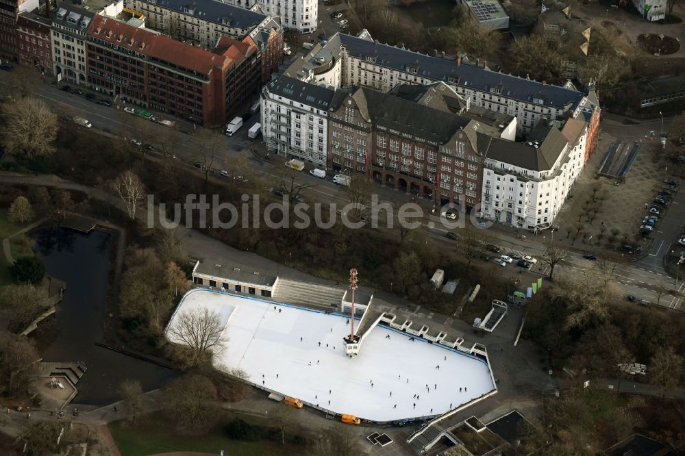 Hamburg von oben - Winterlich weiß strahlenden Eisbelag der EisArena Hamburg im Ortsteil Sankt Pauli in Hamburg, Deutschland