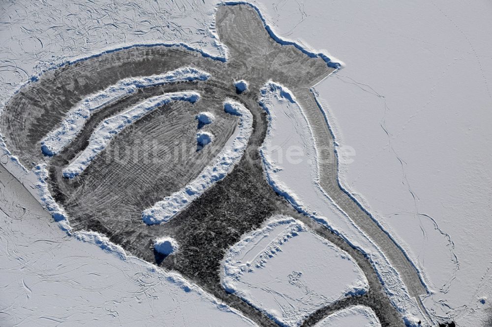 Päwesin von oben - Winterlich weißer Eisbelag des Oberen Beetzsees in Päwesin im Bundesland Brandenburg