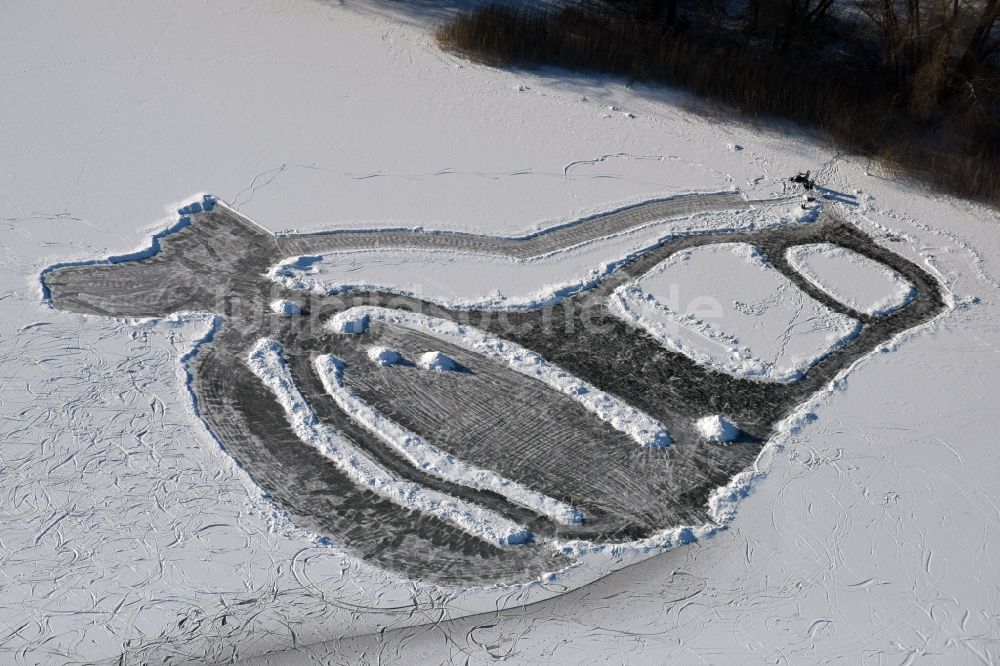 Päwesin aus der Vogelperspektive: Winterlich weißer Eisbelag des Oberen Beetzsees in Päwesin im Bundesland Brandenburg