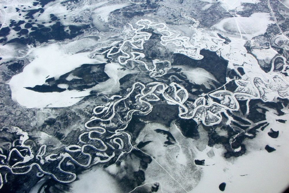 Khanty-Mansiyskiy aus der Vogelperspektive: Winterliche Flusslandschaft bei Khanty-Mansiyskiy in Russland