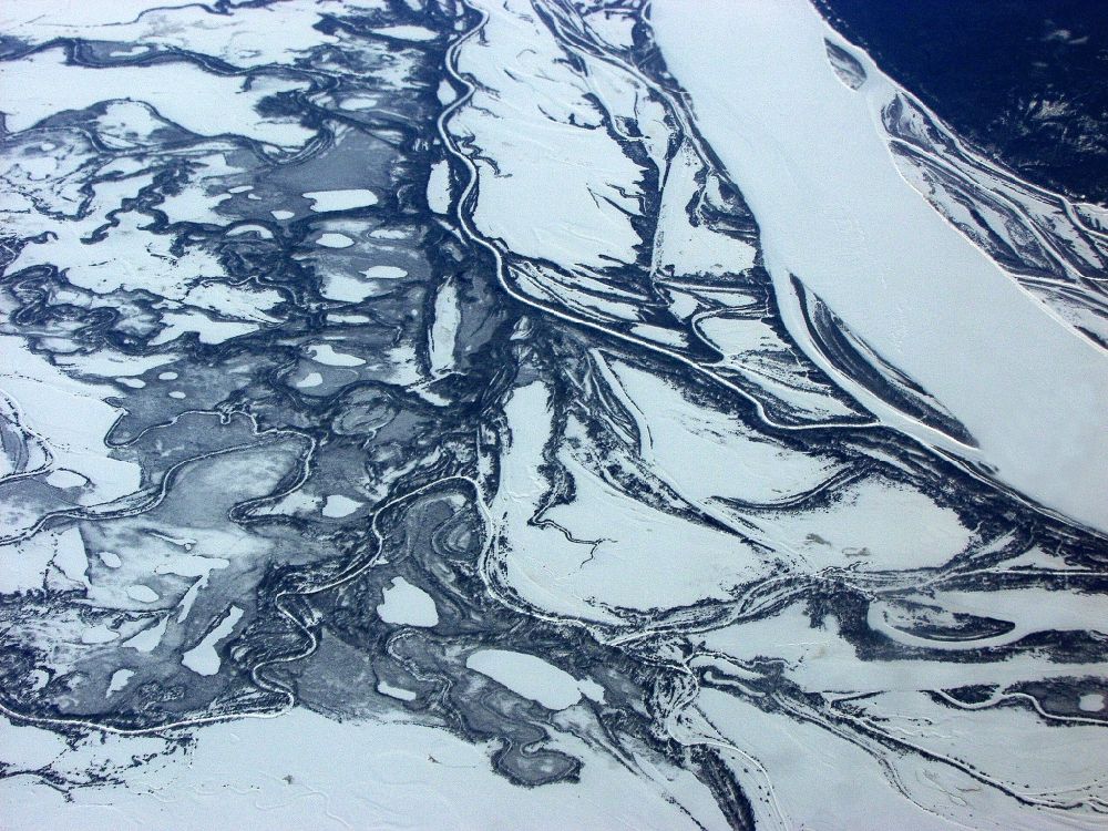 Luftbild Khanty-Mansiyskiy - Winterliche Flusslandschaft bei Khanty-Mansiyskiy in Russland