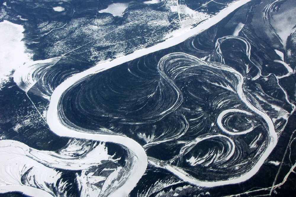 Derevyansk von oben - Winterliche Flusslandschaft bei Ust-Kulom in Russland