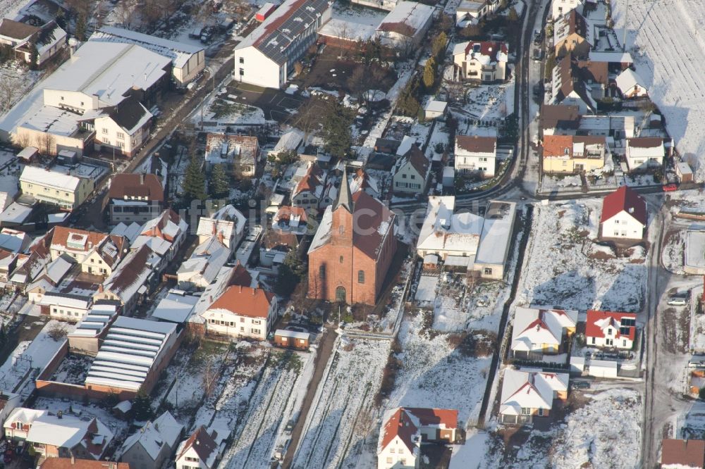 Albersweiler aus der Vogelperspektive: Winterliche Ortsansicht in Albersweiler im Bundesland Rheinland-Pfalz