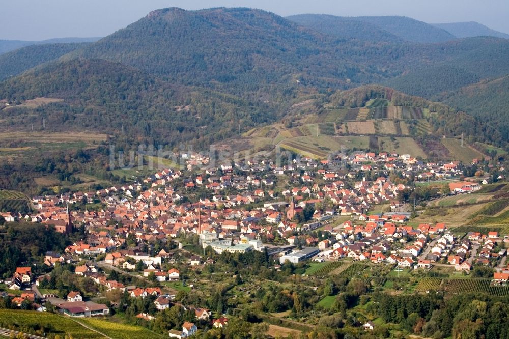 Luftbild Albersweiler - Winterliche Ortsansicht in Albersweiler im Bundesland Rheinland-Pfalz
