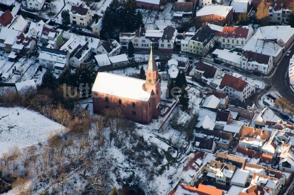 Albersweiler von oben - Winterliche Ortsansicht in Albersweiler im Bundesland Rheinland-Pfalz