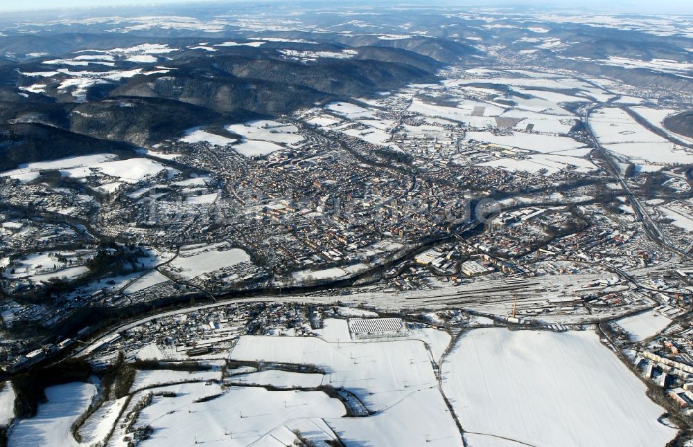 Luftaufnahme Saalfeld/Saale - Winterliche Stadtansicht des schneebedeckten Saalfeld/Saale im Bundesland Thüringen