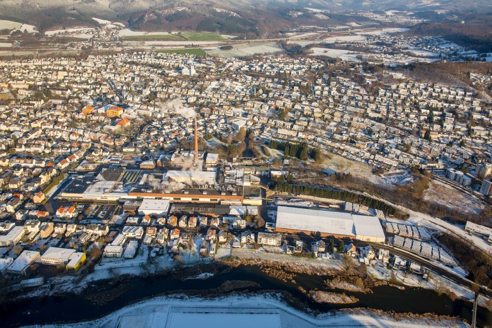 Luftbild Arnsberg - Winterliche Stadtteilansicht des schneebedeckten Arnsberg mit dem Reno De Medici Werk im Bundesland Nordrhein-Westfalen