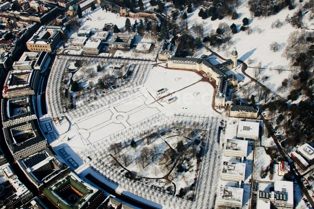 Luftaufnahme Karlsruhe - Winterlicher Schnee im Schloßpark von Schloß Karlsruher Schloss in Karlsruhe im Bundesland Baden-Württemberg