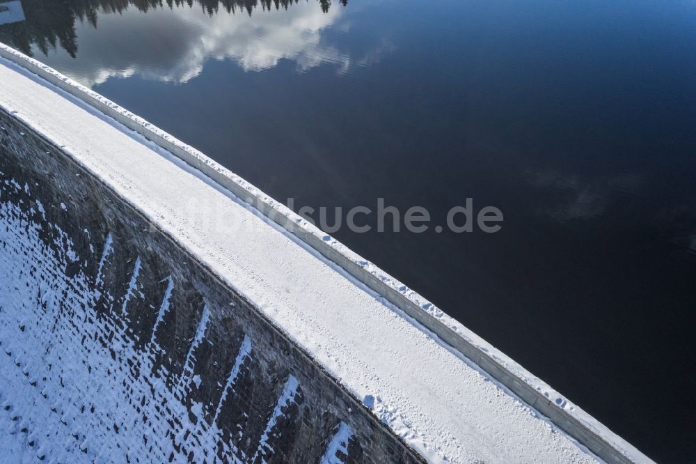 Forbach aus der Vogelperspektive: Winterlicher Talsperren - Staudamm und Stausee in Forbach im Bundesland Baden-Württemberg