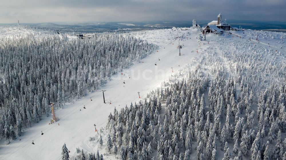 Luftbild Kurort Oberwiesenthal - Winterluftbild Abfahrts- Skipiste mit Liftanlage auf dem Fichtelberg in Kurort Oberwiesenthal im Bundesland Sachsen, Deutschland