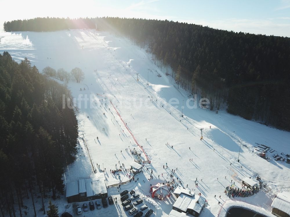 Steinach von oben - Winterluftbild Abfahrts- Skipiste mit Liftanlage Ski Arena Silbersattel in Steinach im Bundesland Thüringen, Deutschland