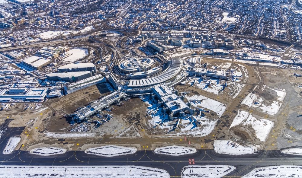 Luftbild Düsseldorf - Winterluftbild Abfertigungs- Gebäude und Terminals auf dem Gelände des Flughafen in Düsseldorf im Bundesland Nordrhein-Westfalen, Deutschland