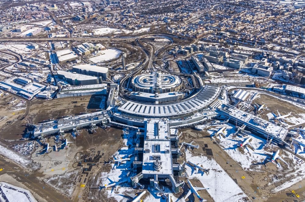 Luftbild Düsseldorf - Winterluftbild Abfertigungs- Gebäude und Terminals auf dem Gelände des Flughafen in Düsseldorf im Bundesland Nordrhein-Westfalen, Deutschland