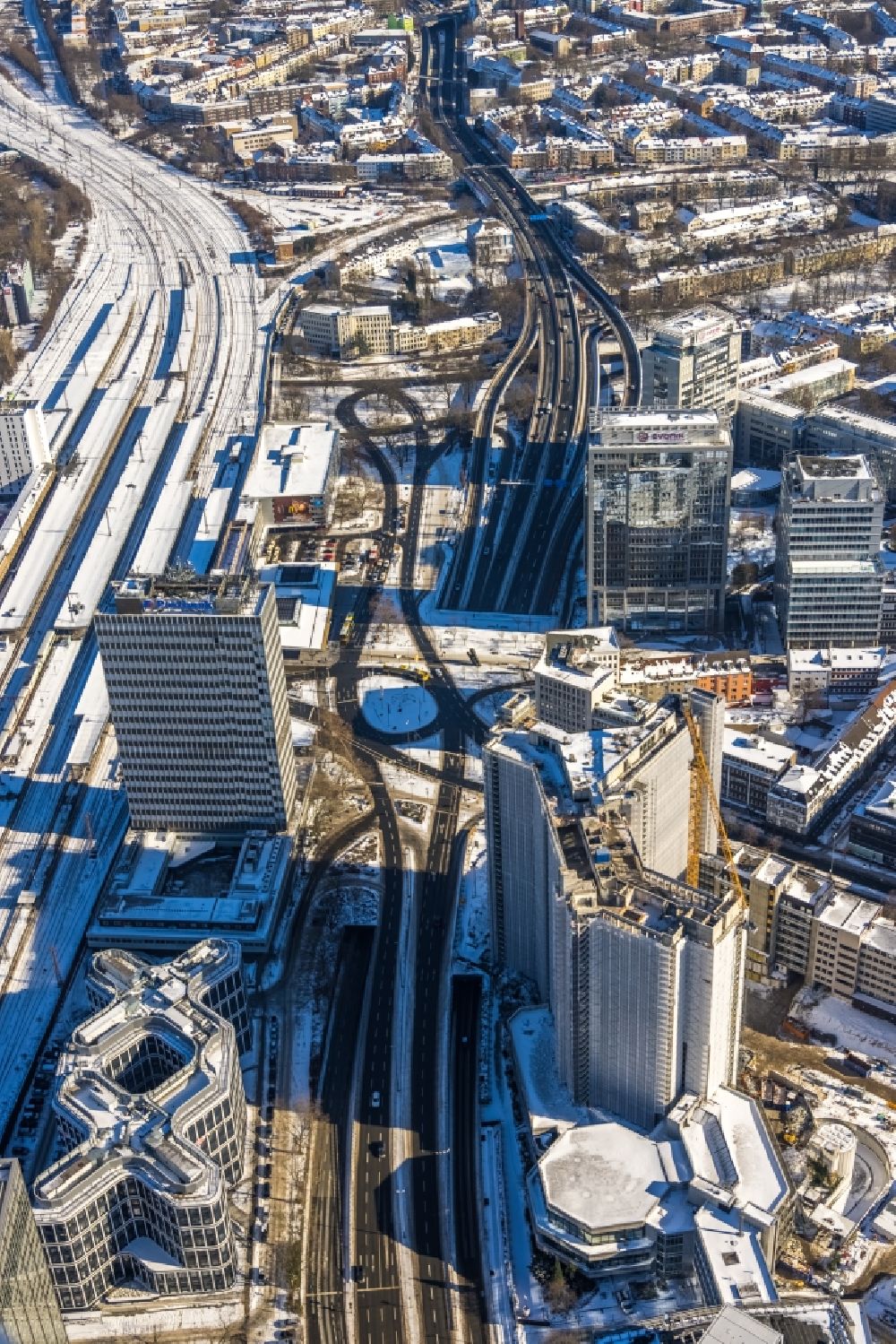 Luftbild Essen - Winterluftbild Abriß- Baustelle zum Rückbau des Hochhaus- Gebäude der ehemaligen RWE Zentrale in Essen im Bundesland Nordrhein-Westfalen, Deutschland