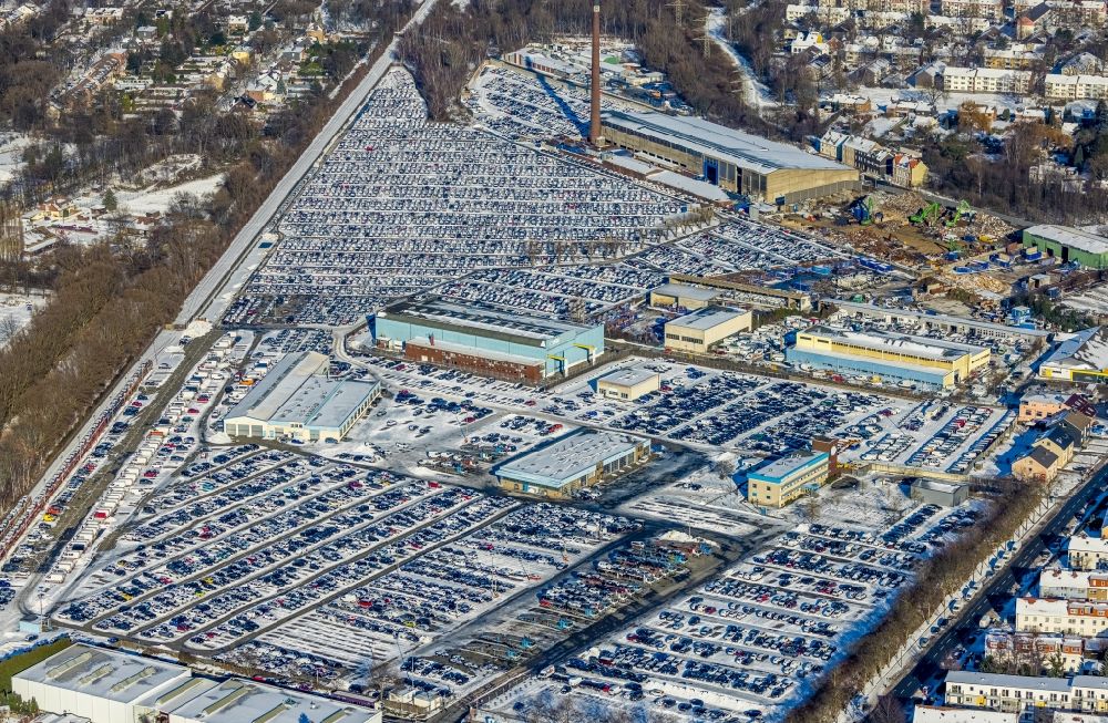 Luftaufnahme Essen - Winterluftbild Abstellfläche für Neuwagen PKW im Ortsteil Katernberg in Essen im Bundesland Nordrhein-Westfalen, Deutschland
