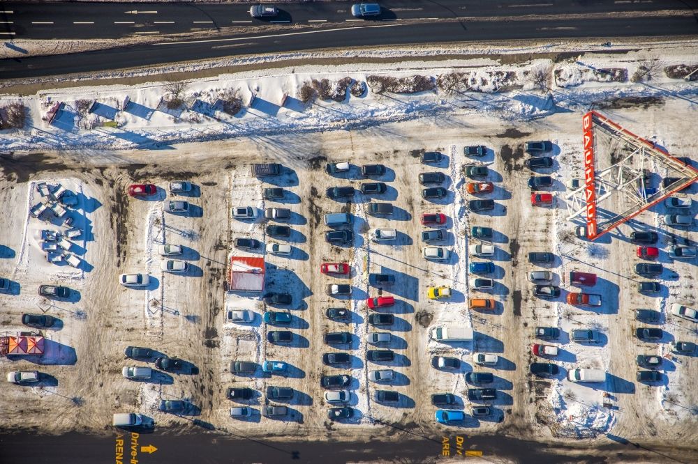 Luftbild Witten - Winterluftbild Abstellfläche für parkende Autos am Einkaufs- Zentrum Bauhaus in Witten im Bundesland Nordrhein-Westfalen, Deutschland