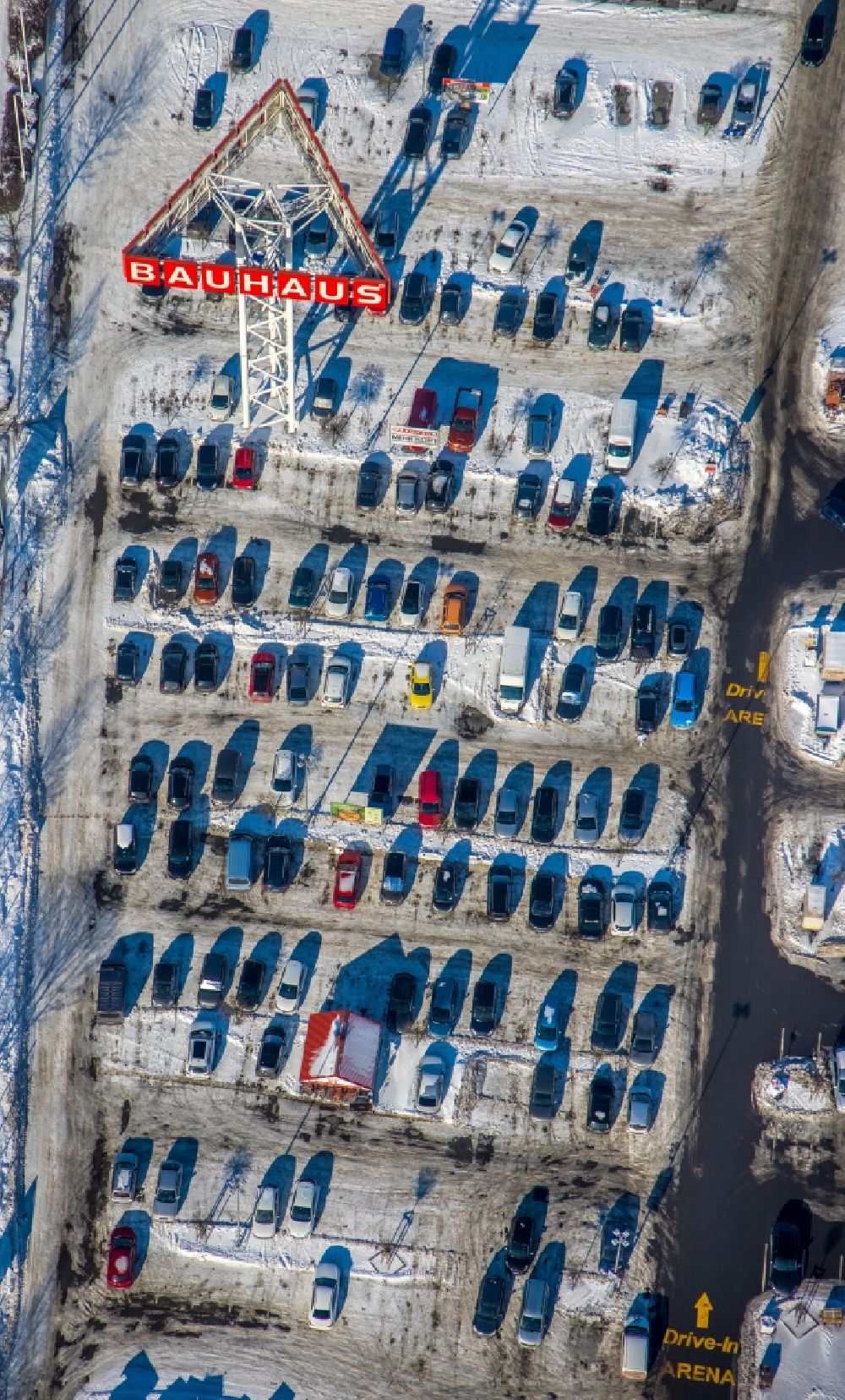 Luftaufnahme Witten - Winterluftbild Abstellfläche für parkende Autos am Einkaufs- Zentrum Bauhaus in Witten im Bundesland Nordrhein-Westfalen, Deutschland