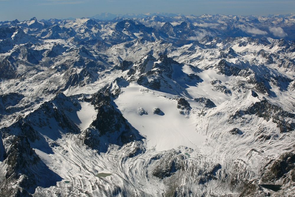 Zernez von oben - Winterluftbild mit Alpengipfel in den Albula Alpen in der Felsen- und Berglandschaft der Schweizer Alpen bei Zernez im Kanton Graubünden, Schweiz