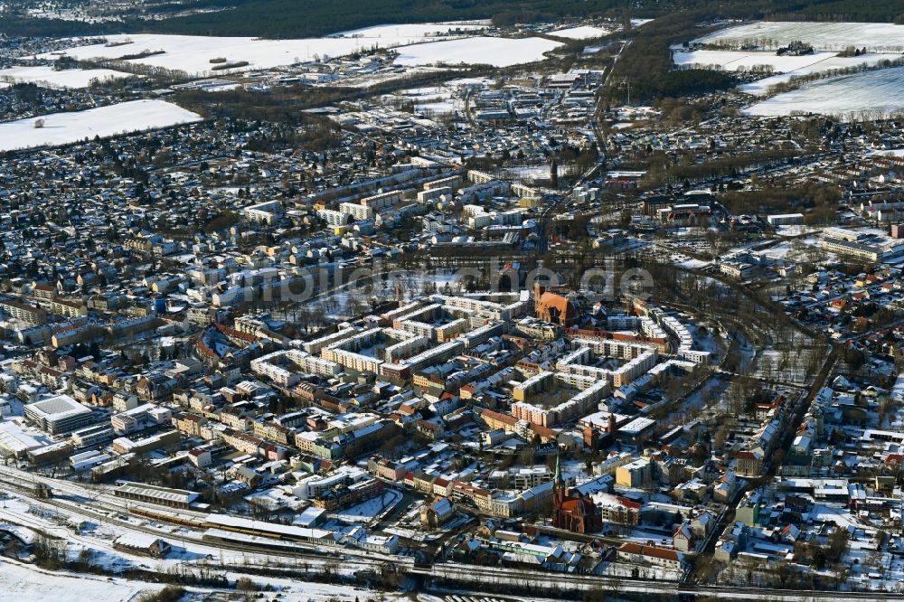 Bernau von oben - Winterluftbild Altstadtbereich und Innenstadtzentrum in Bernau im Bundesland Brandenburg, Deutschland