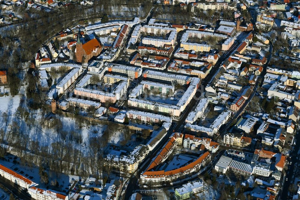 Bernau von oben - Winterluftbild Altstadtbereich und Innenstadtzentrum in Bernau im Bundesland Brandenburg, Deutschland